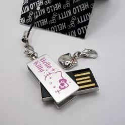 Hello Kitty Kleines Set Kettenanhänger & USB Stick -Pokemon Shop Kitty USB3